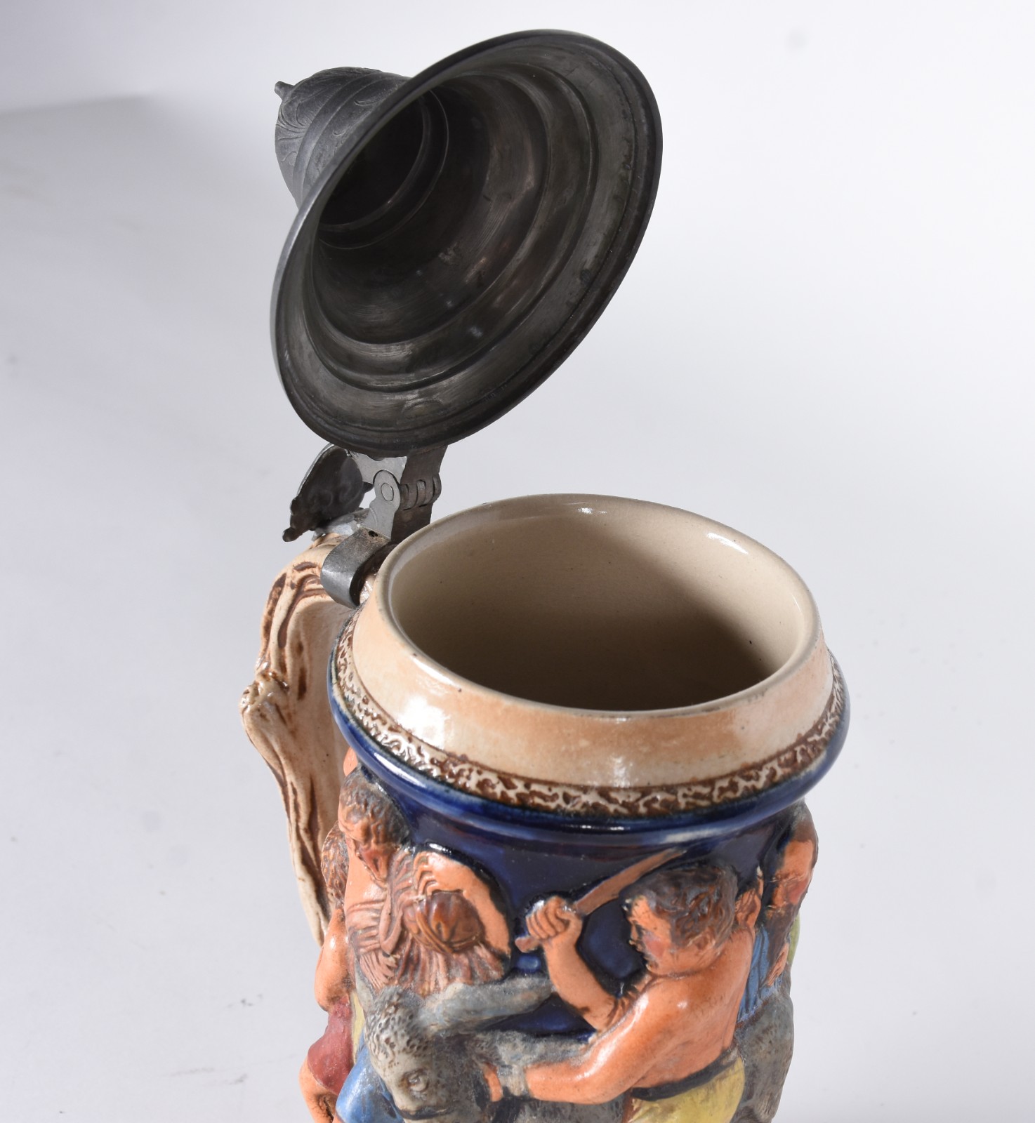 Caneca de cerâmica alemã com figuras em relevo policromado e tampa de... - foto 4 de 6