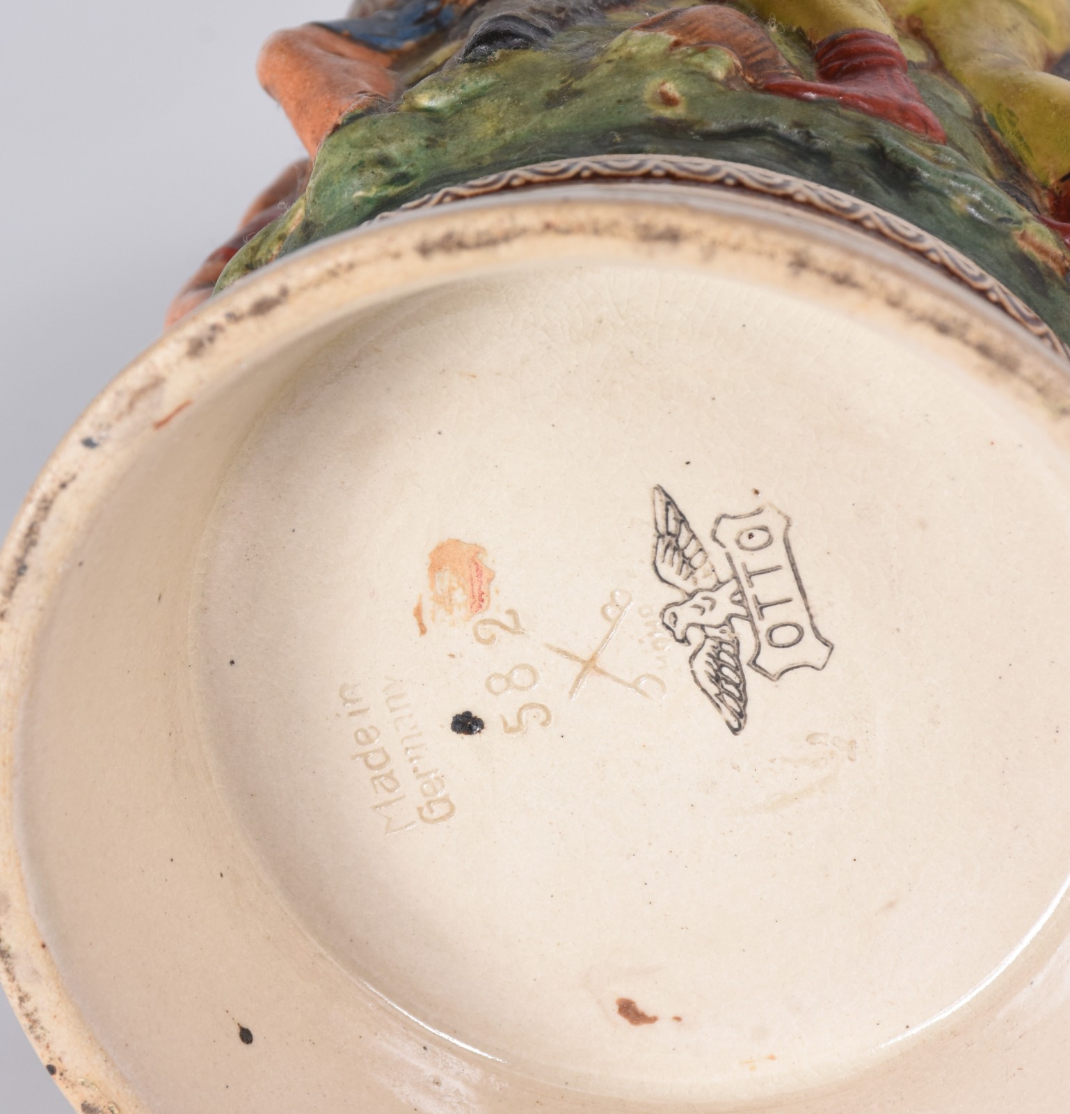 Caneca de cerâmica alemã com figuras em relevo policromado e tampa de... - foto 6 de 6