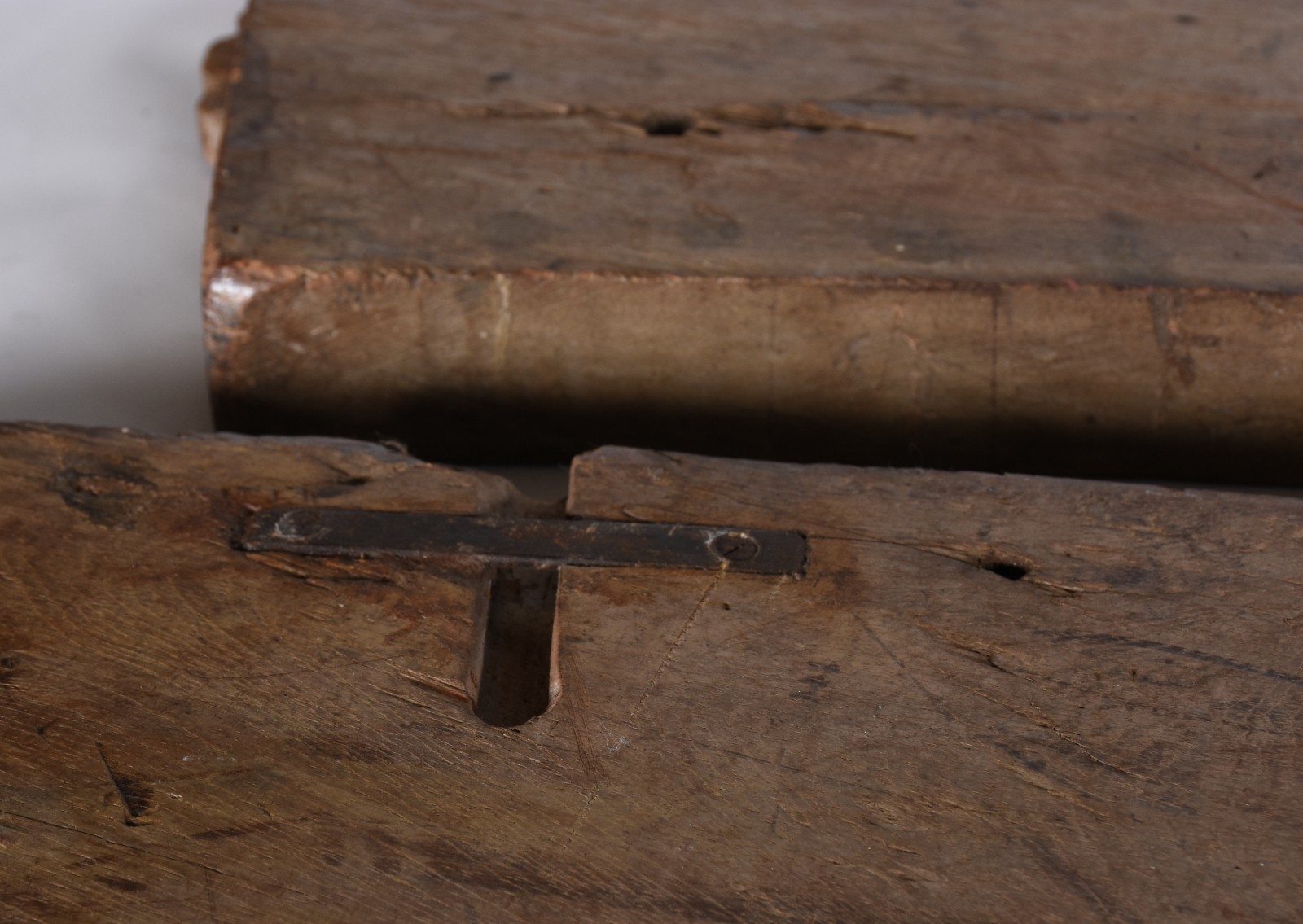 Par de antigos fragmentos de igreja de madeira entalhada, na forma de... - foto 6 de 10