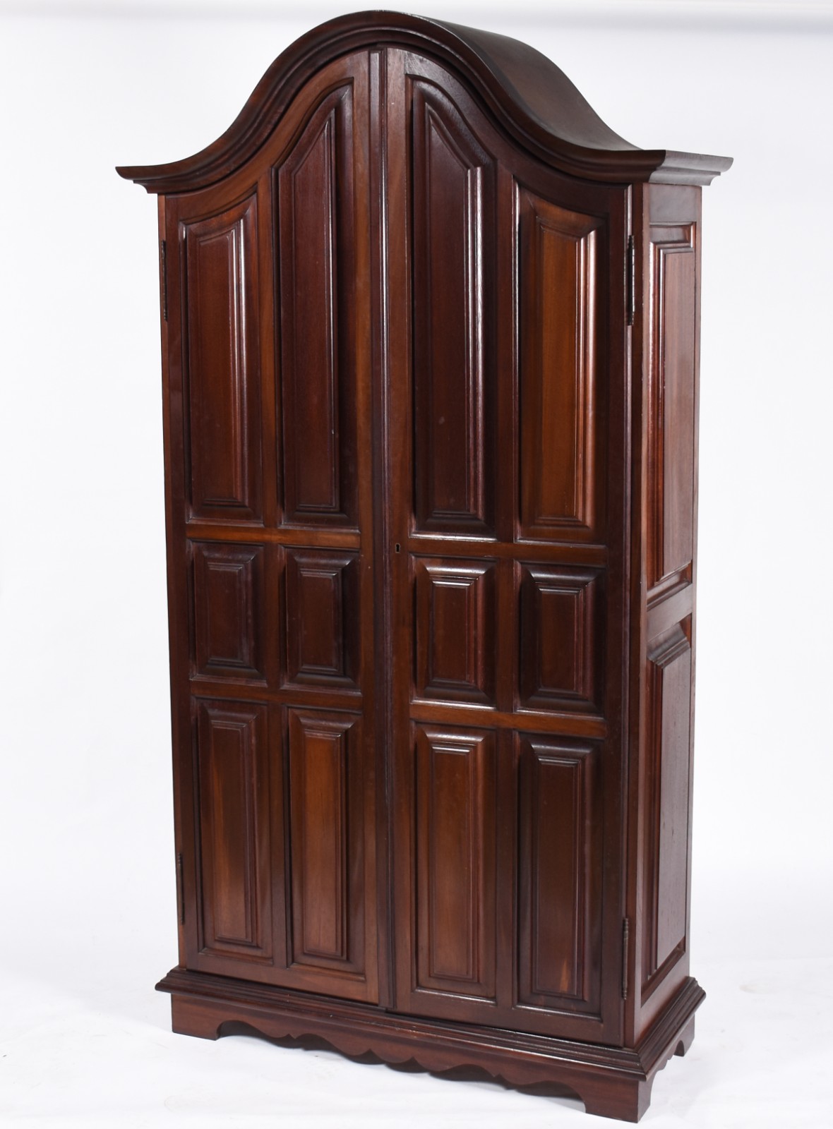 Armário de madeira nobre, duas portas almofadadas, estilo colonial... - foto 1 de 4