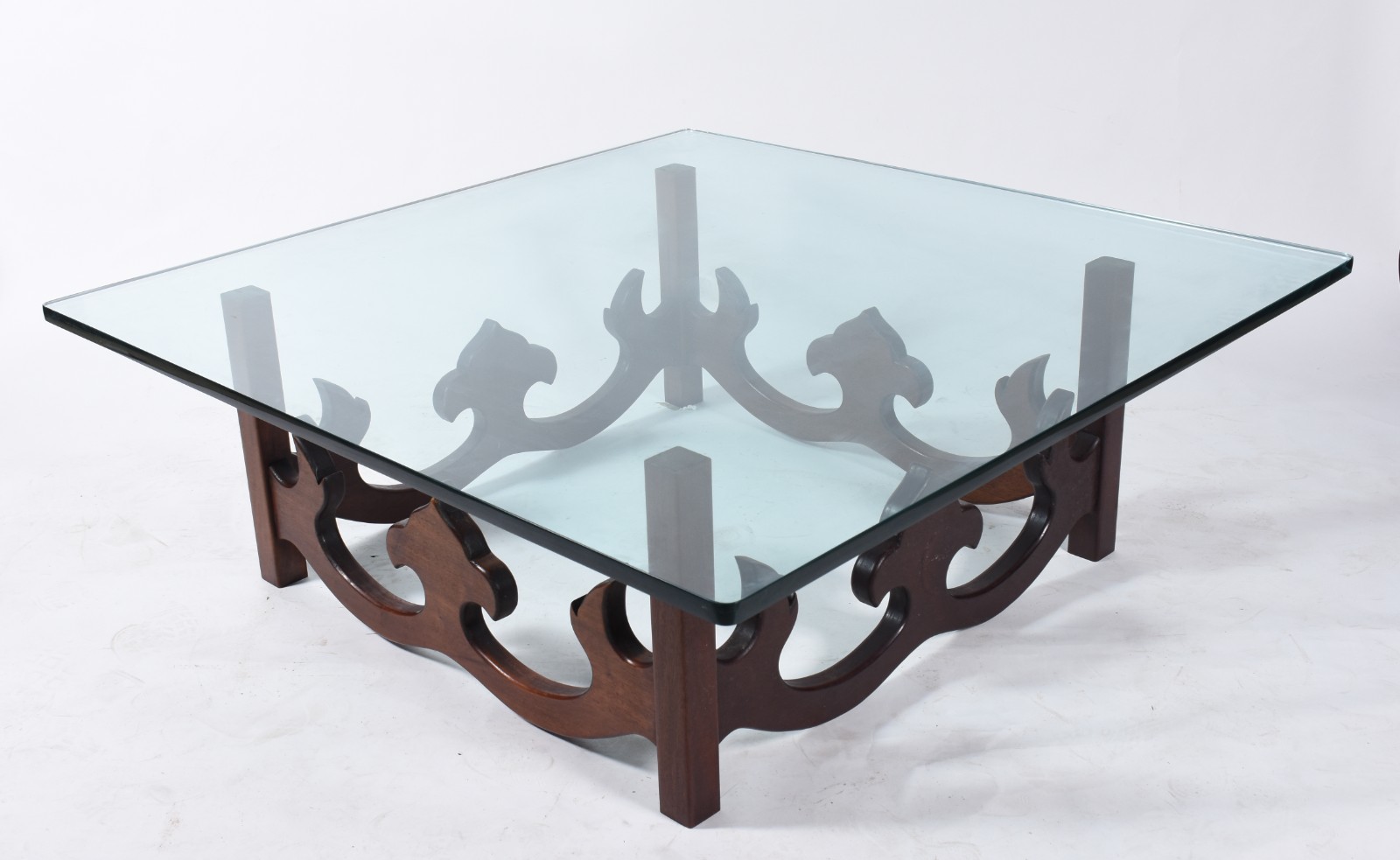 Mesa de centro com base de madeira nobre entalhada e tampo de vidro. - foto 1 de 5