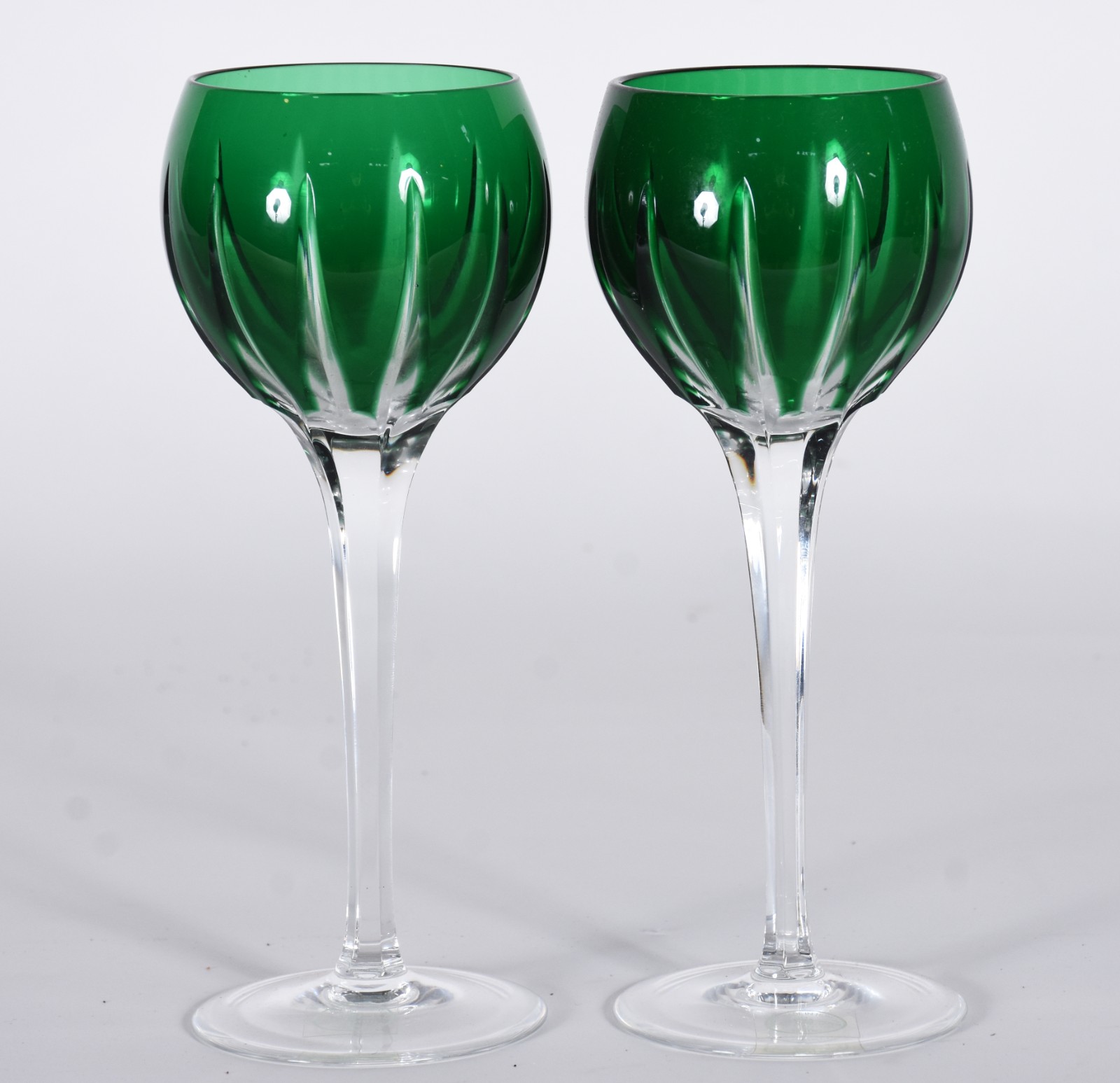 Par de taças para vinho de cristal doublé verde lapidado, pés altos. - foto 1 de 4