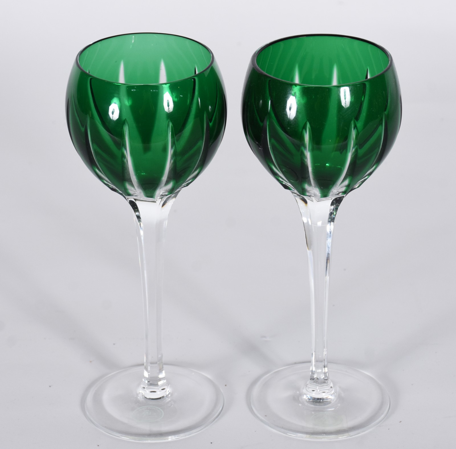 Par de taças para vinho de cristal doublé verde lapidado, pés altos. - foto 2 de 4
