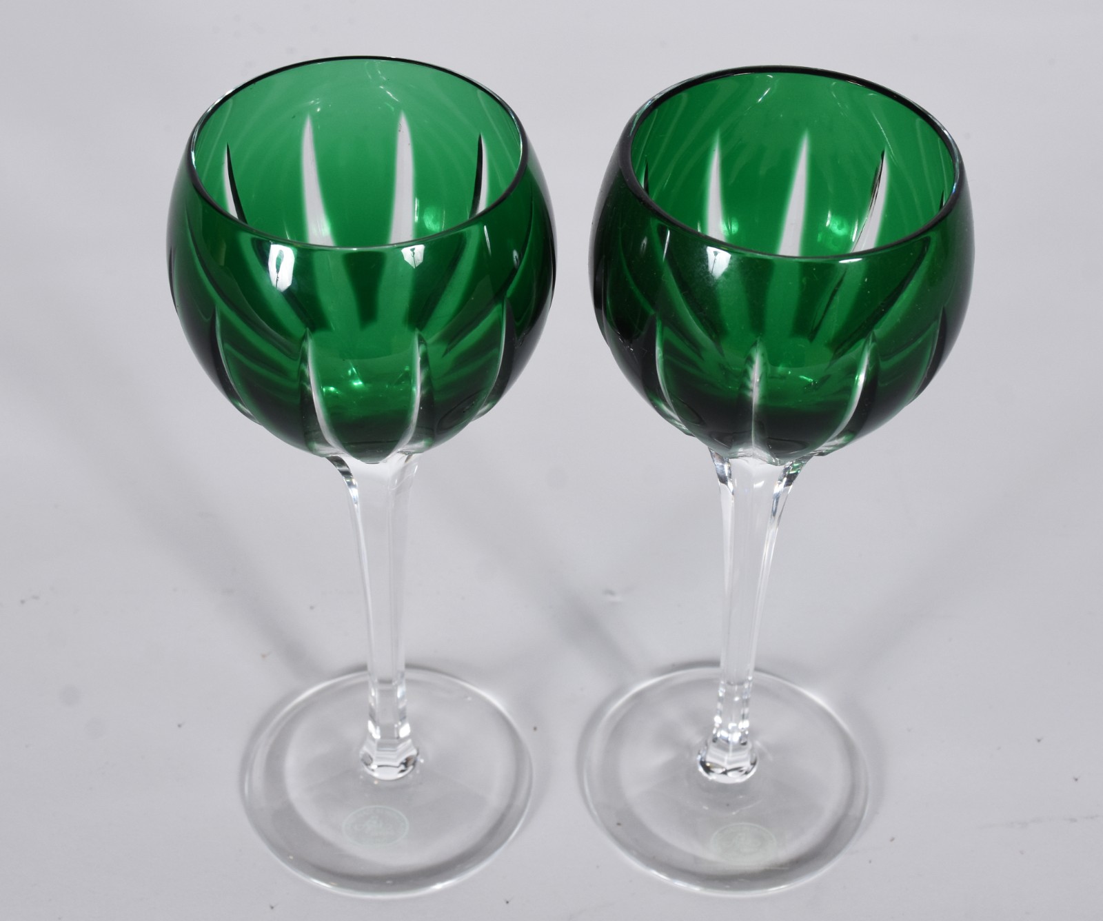 Par de taças para vinho de cristal doublé verde lapidado, pés altos. - foto 4 de 4