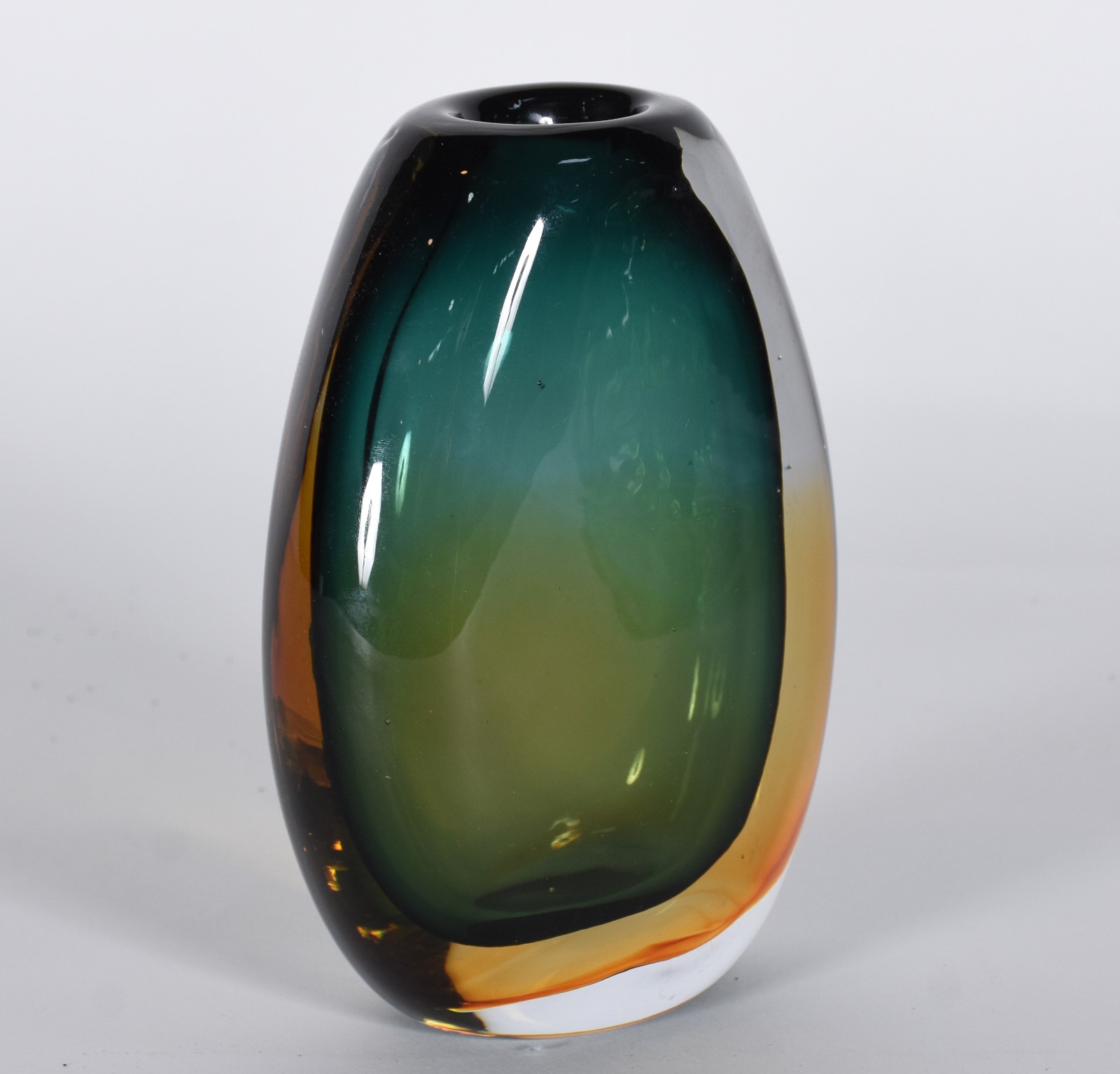 Vaso de cristal na forma de gota na cor verde. - foto 3 de 6