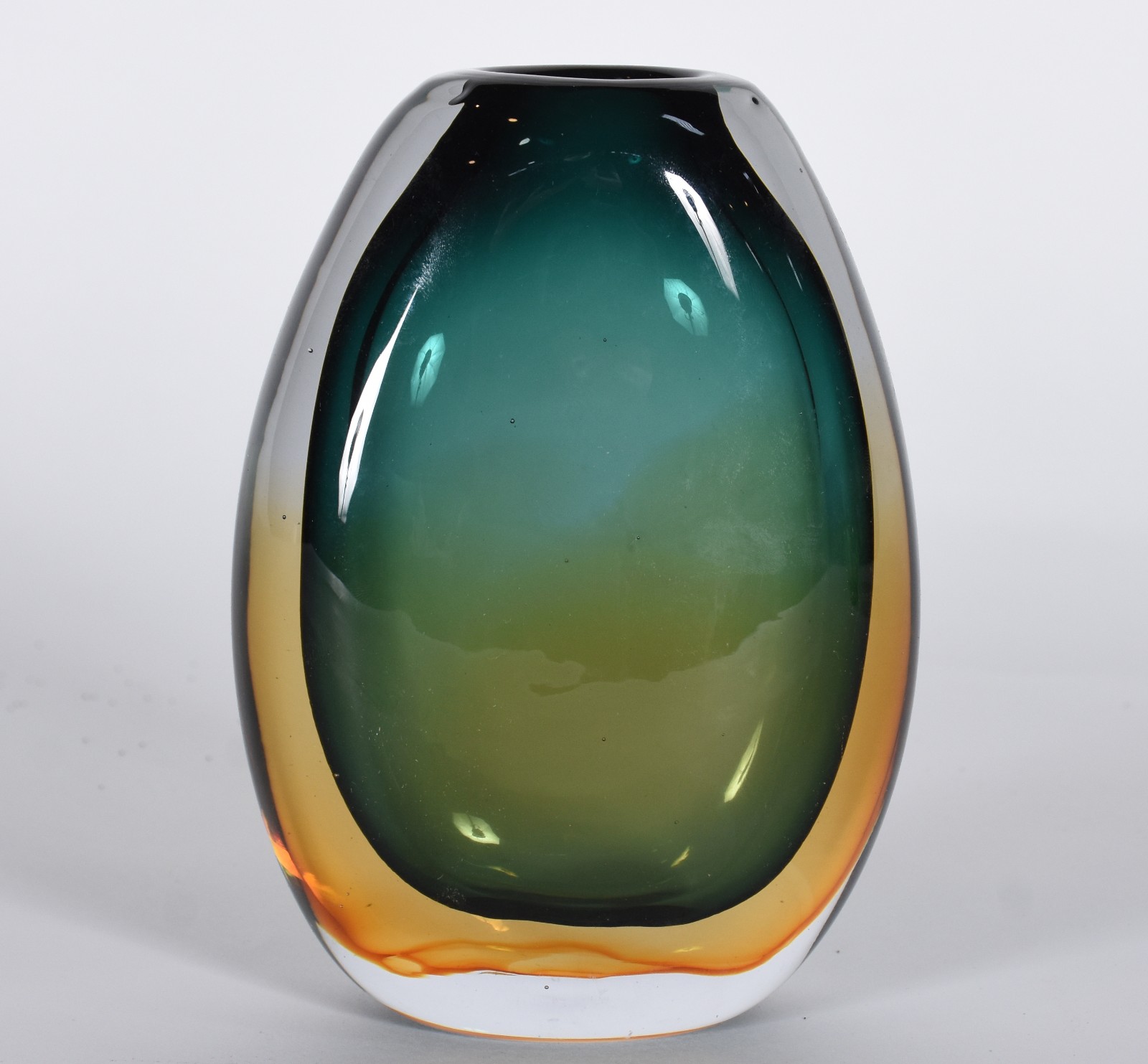 Vaso de cristal na forma de gota na cor verde. - foto 4 de 6