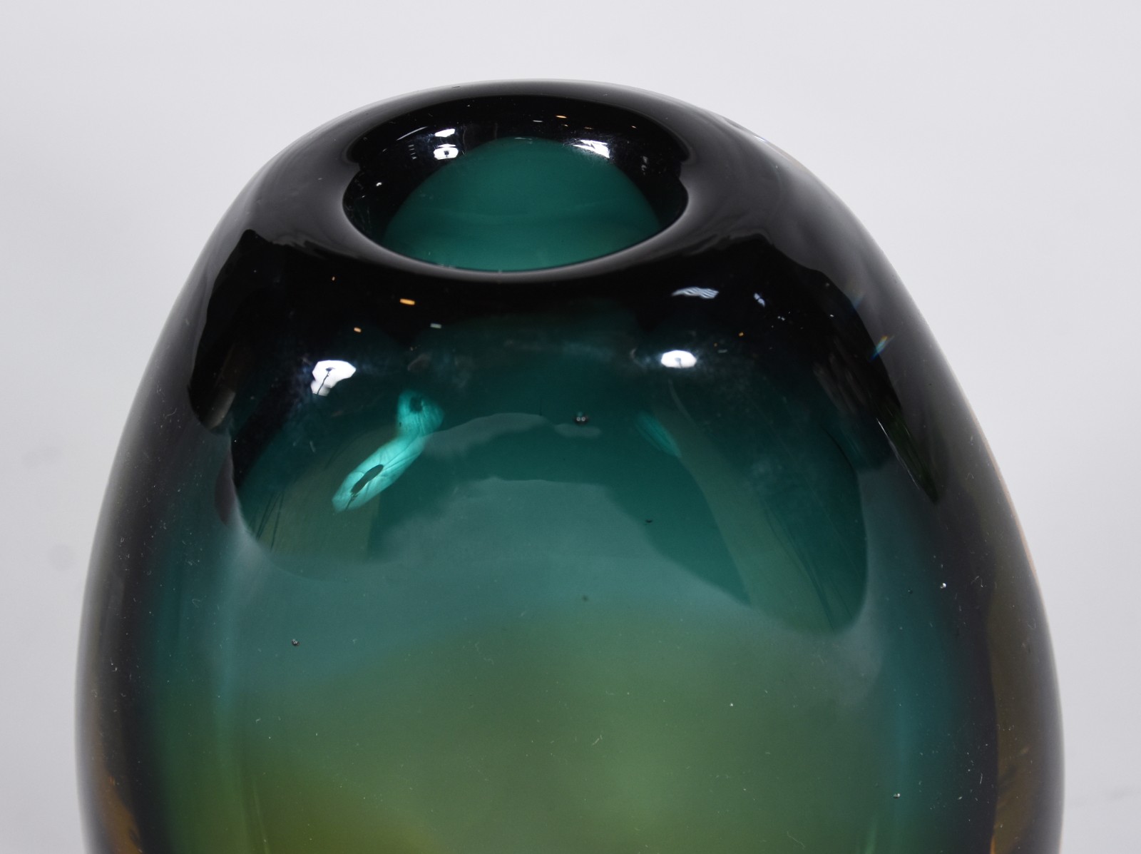 Vaso de cristal na forma de gota na cor verde. - foto 5 de 6