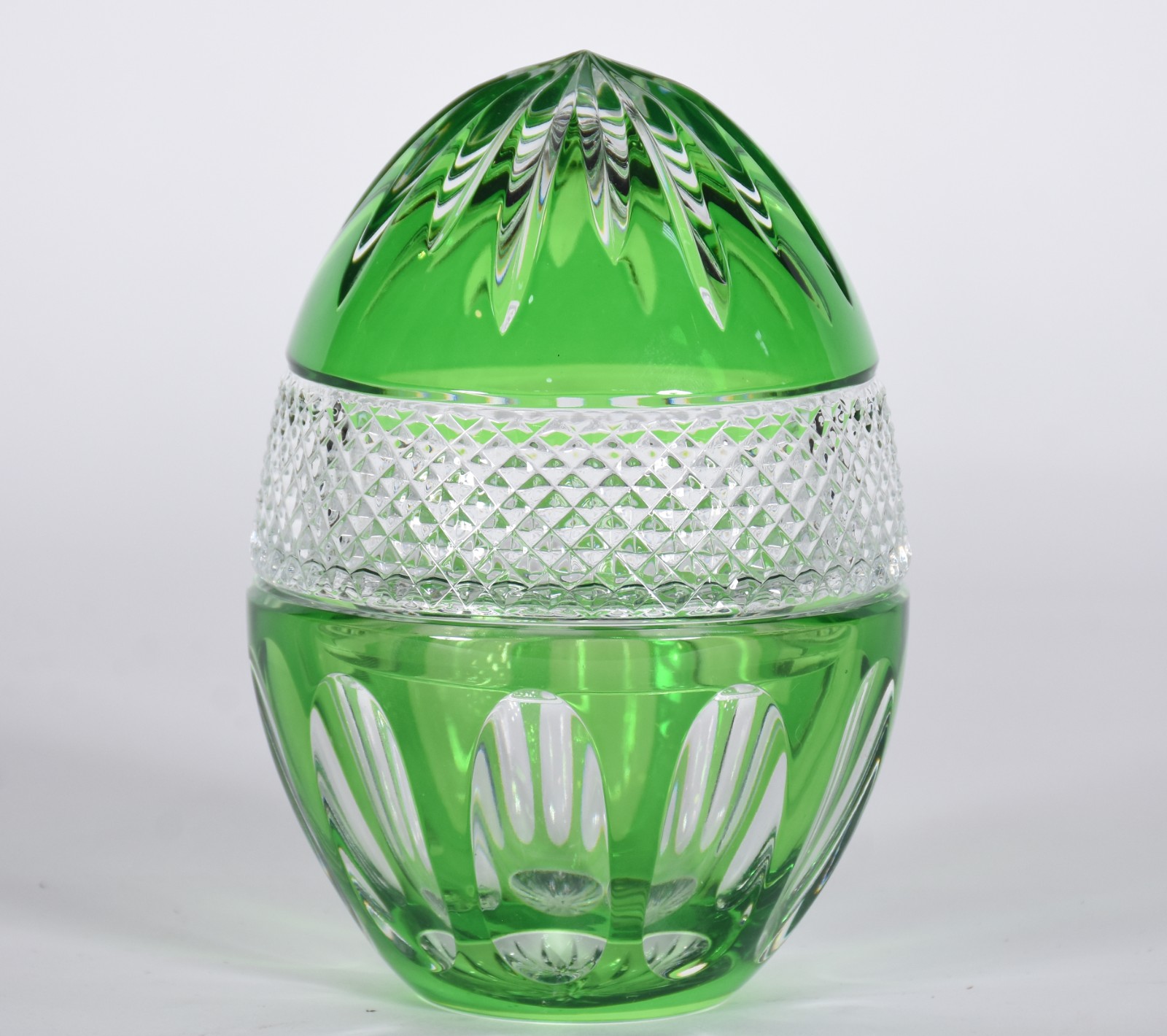Bomboniere em forma de ovo de cristal doublé verde lapidado. - foto 1 de 3