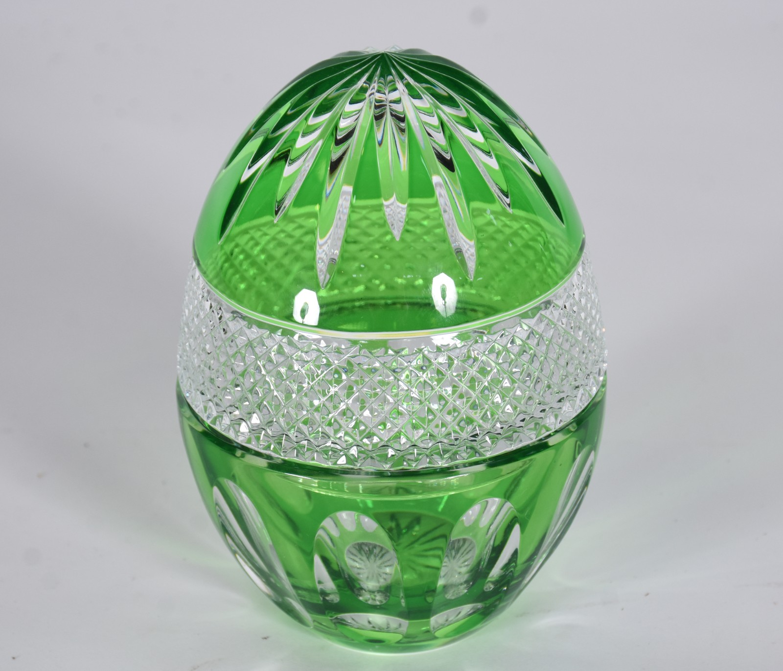Bomboniere em forma de ovo de cristal doublé verde lapidado. - foto 2 de 3
