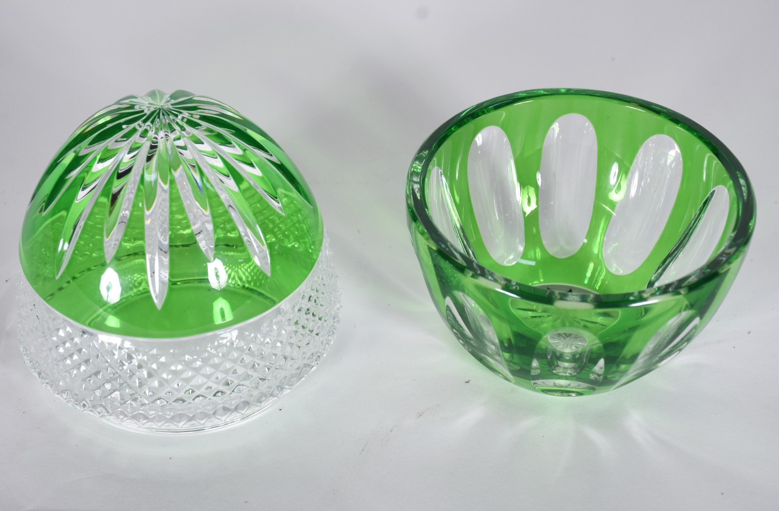 Bomboniere em forma de ovo de cristal doublé verde lapidado. - foto 3 de 3