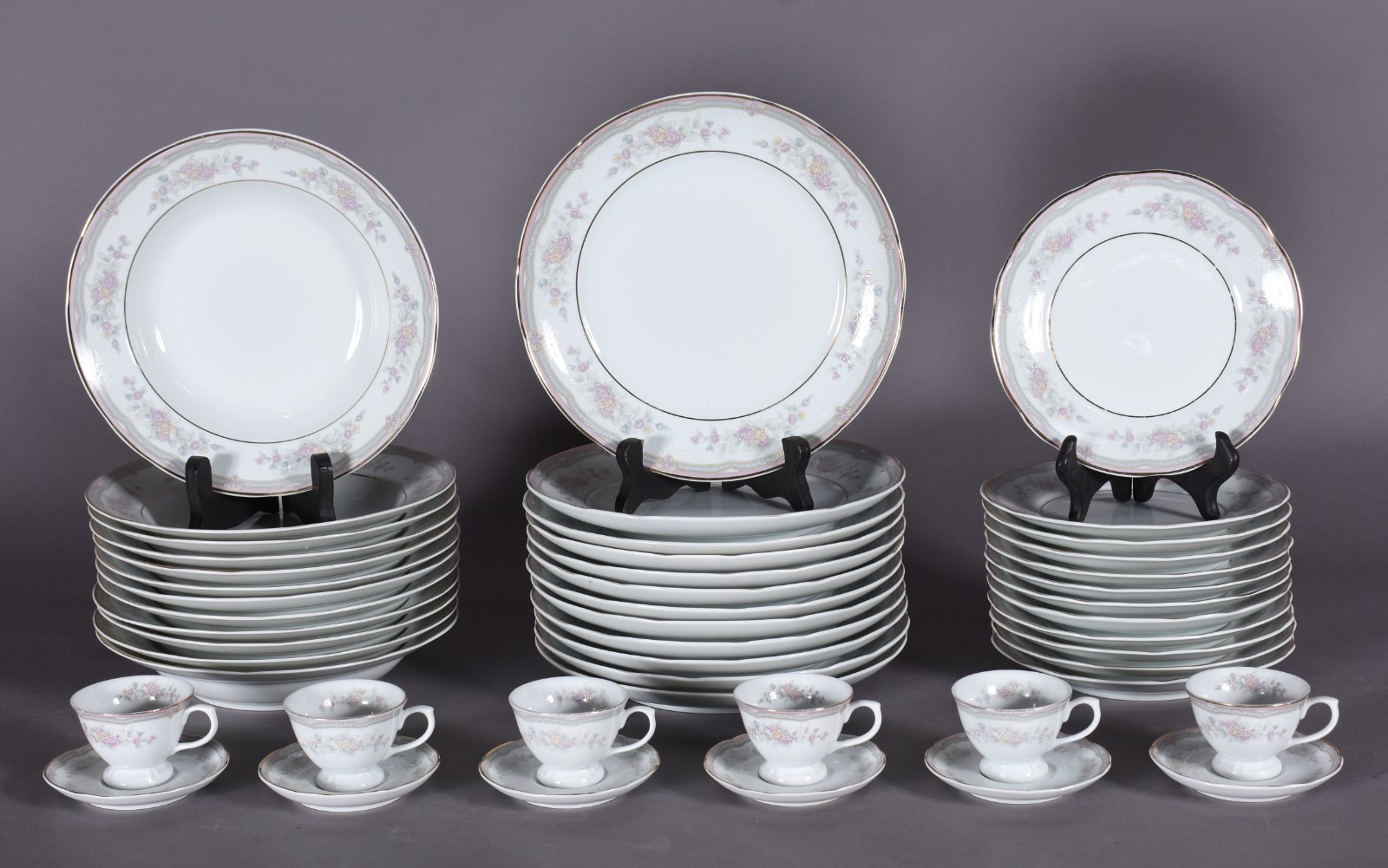 Aparelho de jantar de porcelana nacional Schmidt, branca com borda... - foto 2 de 10