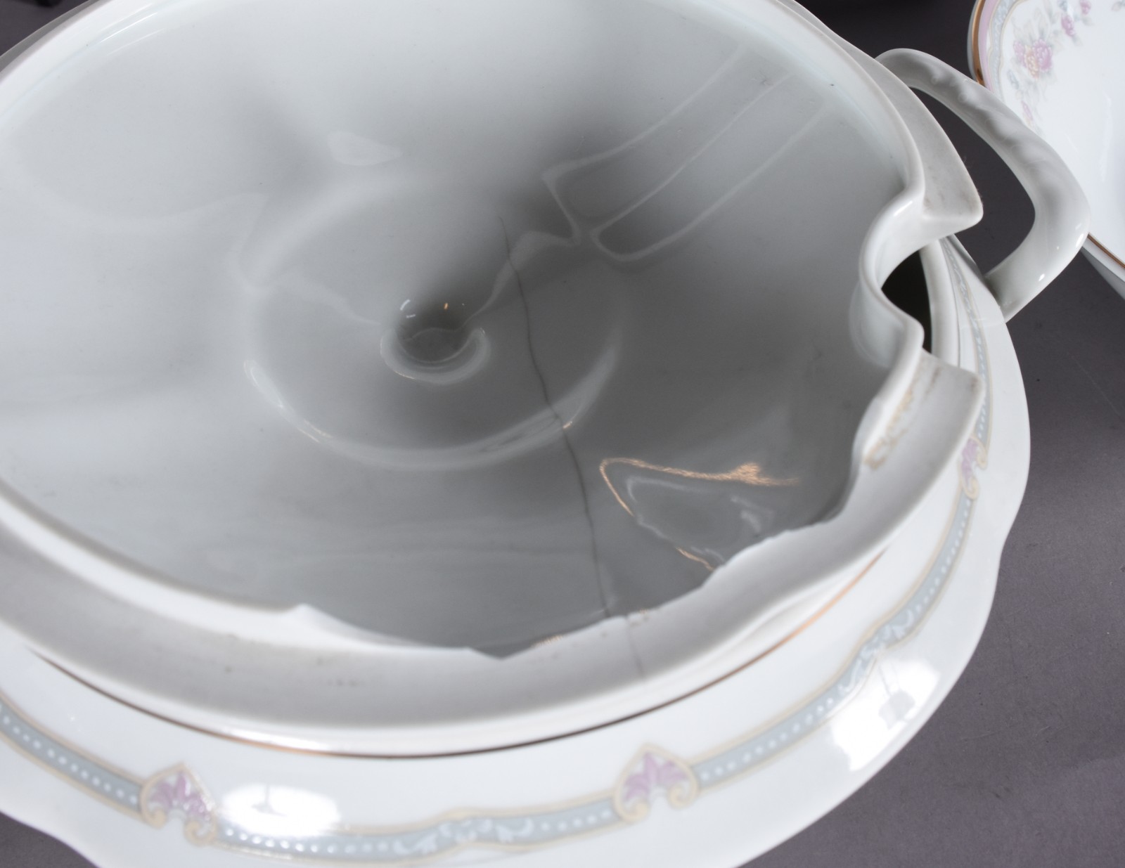 Aparelho de jantar de porcelana nacional Schmidt, branca com borda... - foto 7 de 10