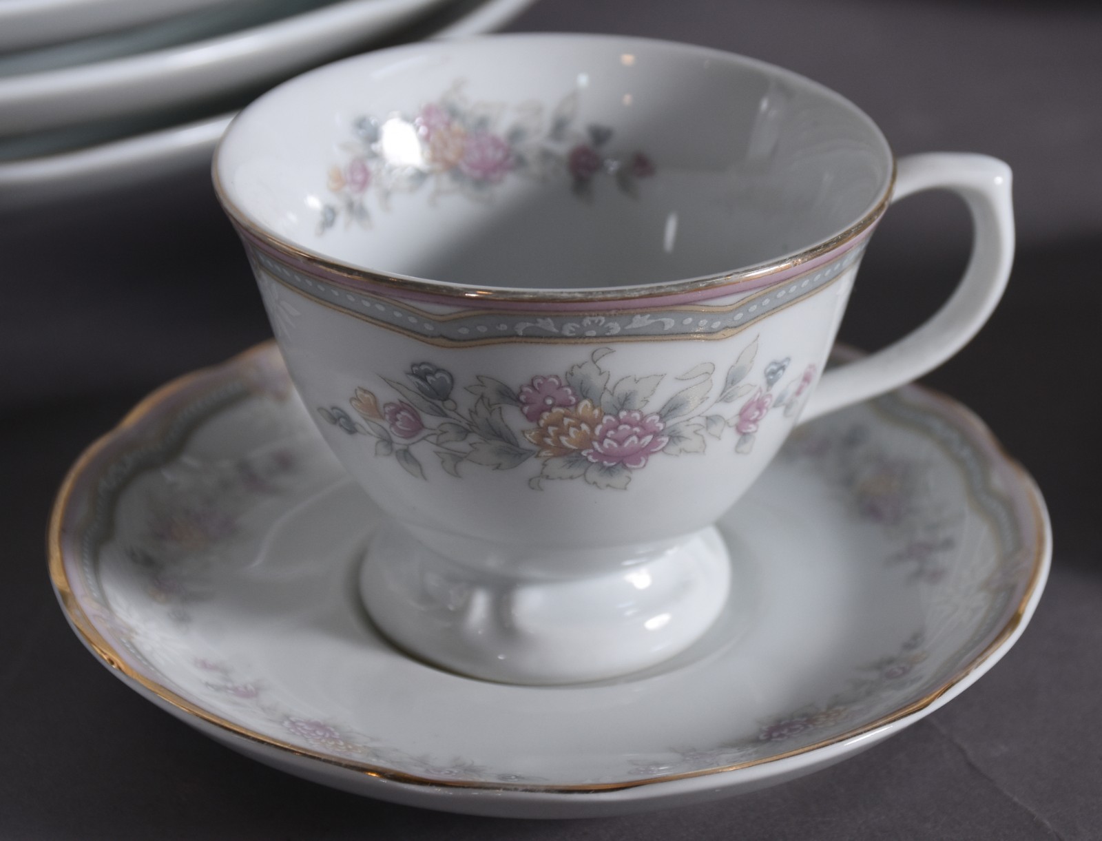 Aparelho de jantar de porcelana nacional Schmidt, branca com borda... - foto 8 de 10