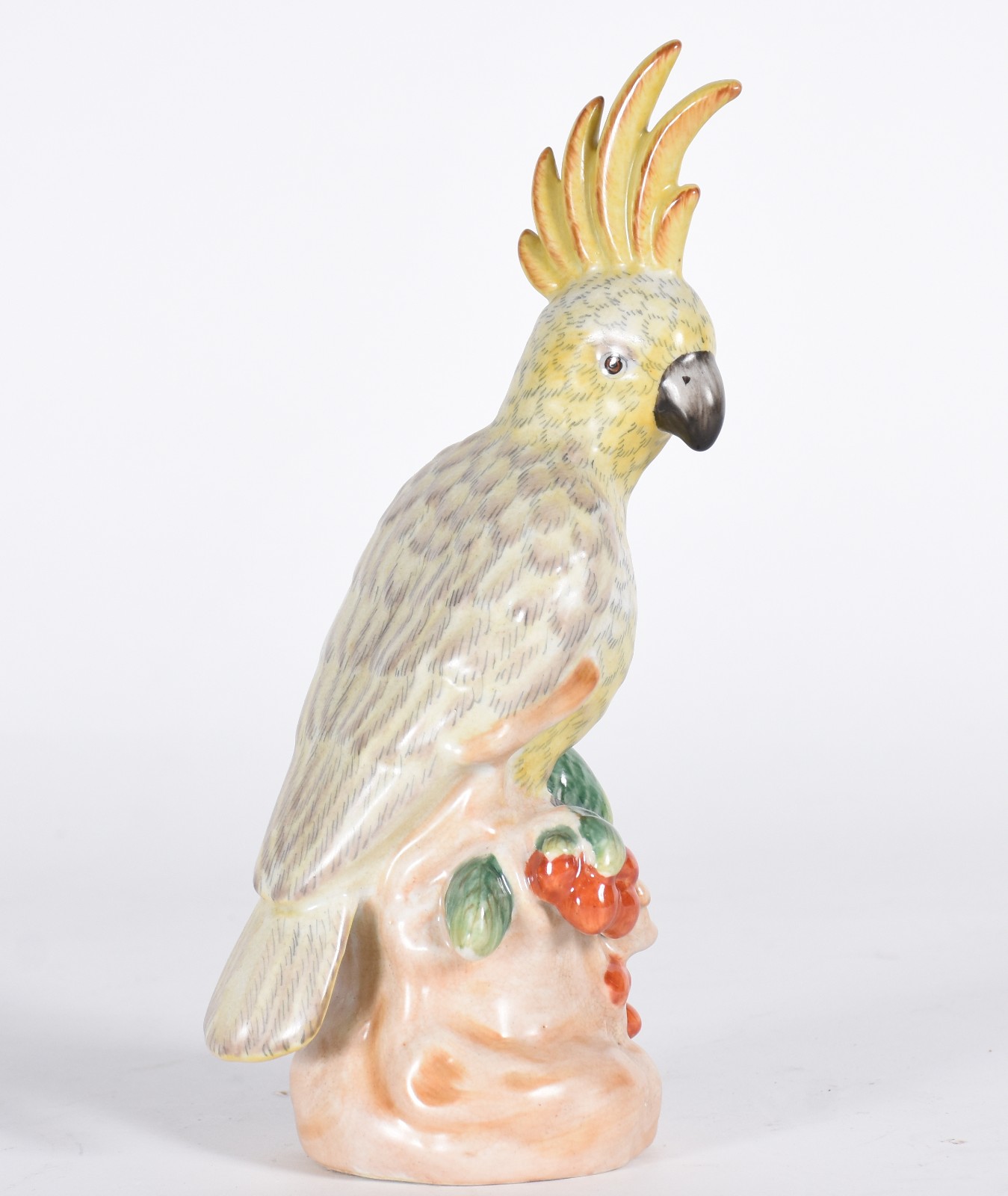 Escultura de porcelana representando cacatua em policromia. - foto 1 de 6