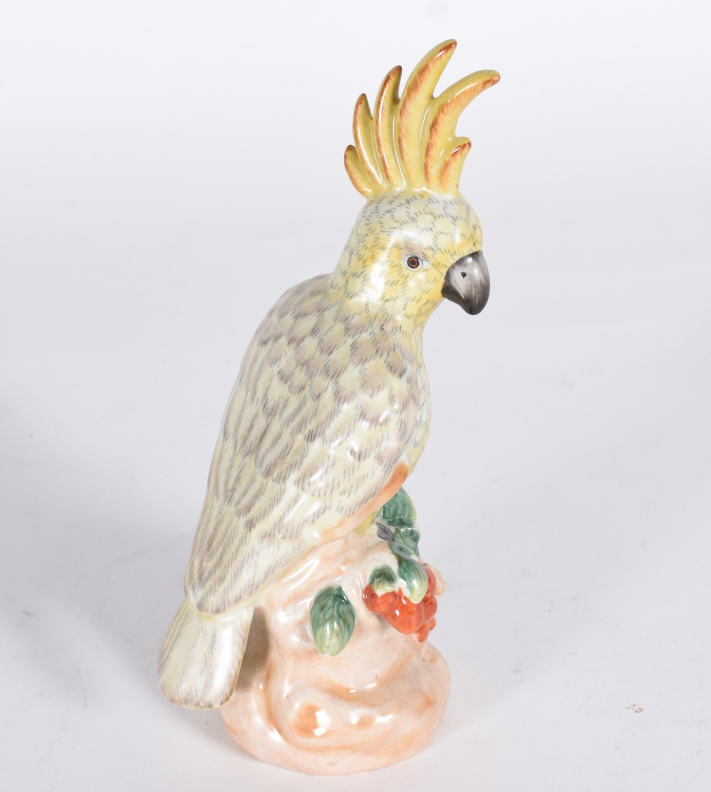 Escultura de porcelana representando cacatua em policromia. - foto 3 de 6