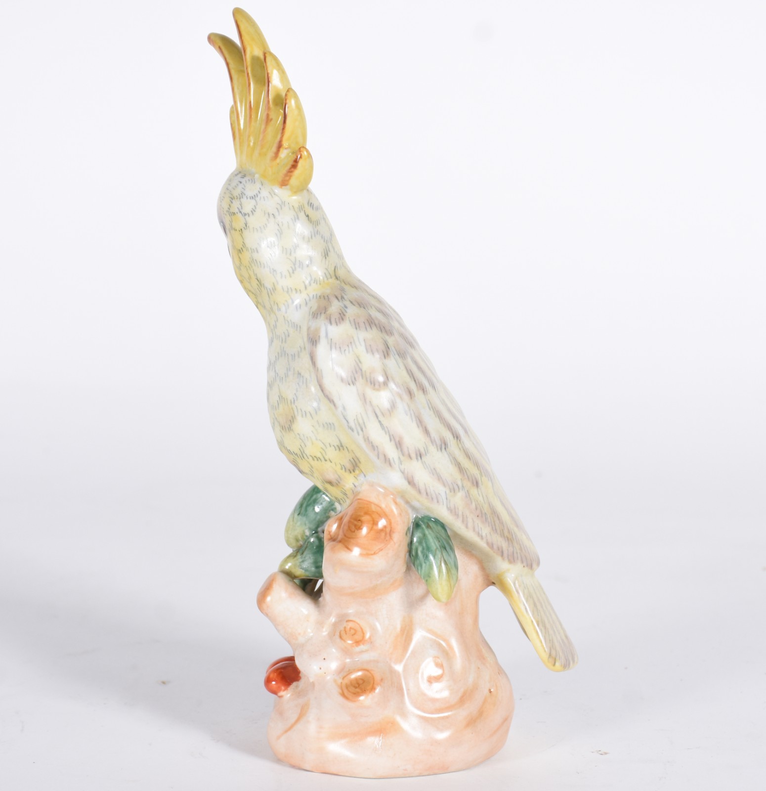 Escultura de porcelana representando cacatua em policromia. - foto 5 de 6
