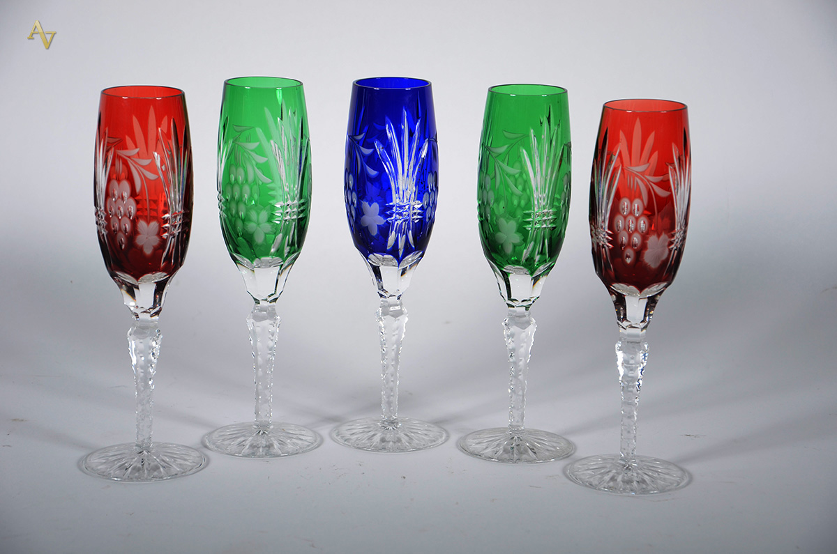 Cinco flutes de cristal double lapidado em diversas cores.