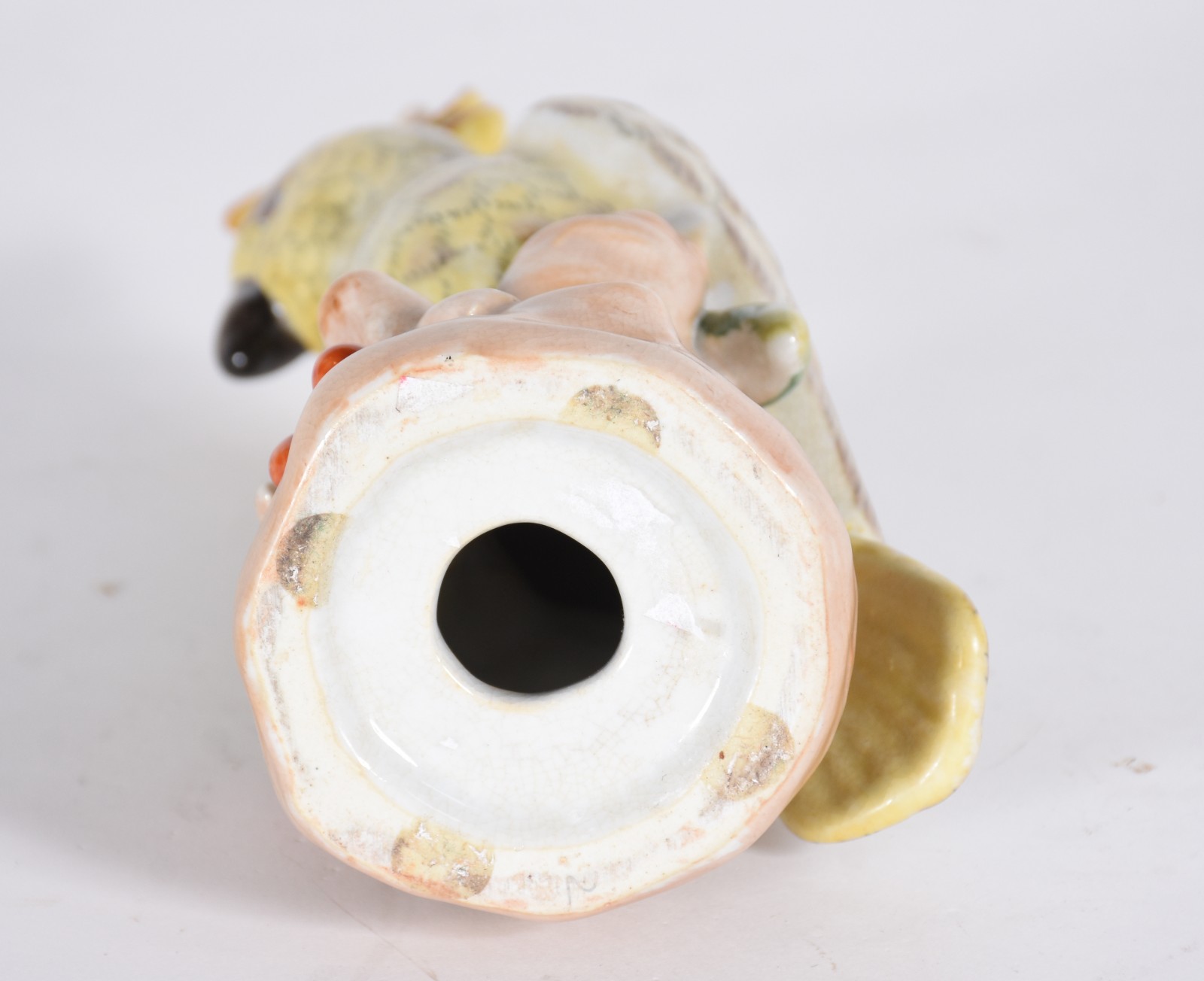 Escultura de porcelana representando cacatua em policromia. - foto 6 de 6