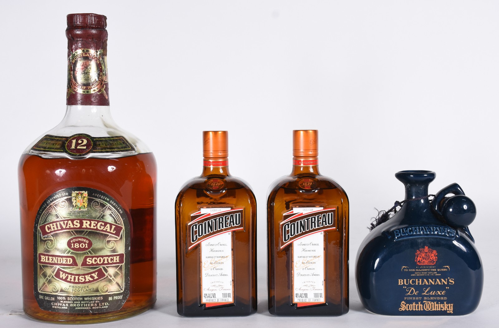 Diversas bebidas, sendo: Whisky Chivas 12 anos (one galon = 3,78... - foto 1 de 8