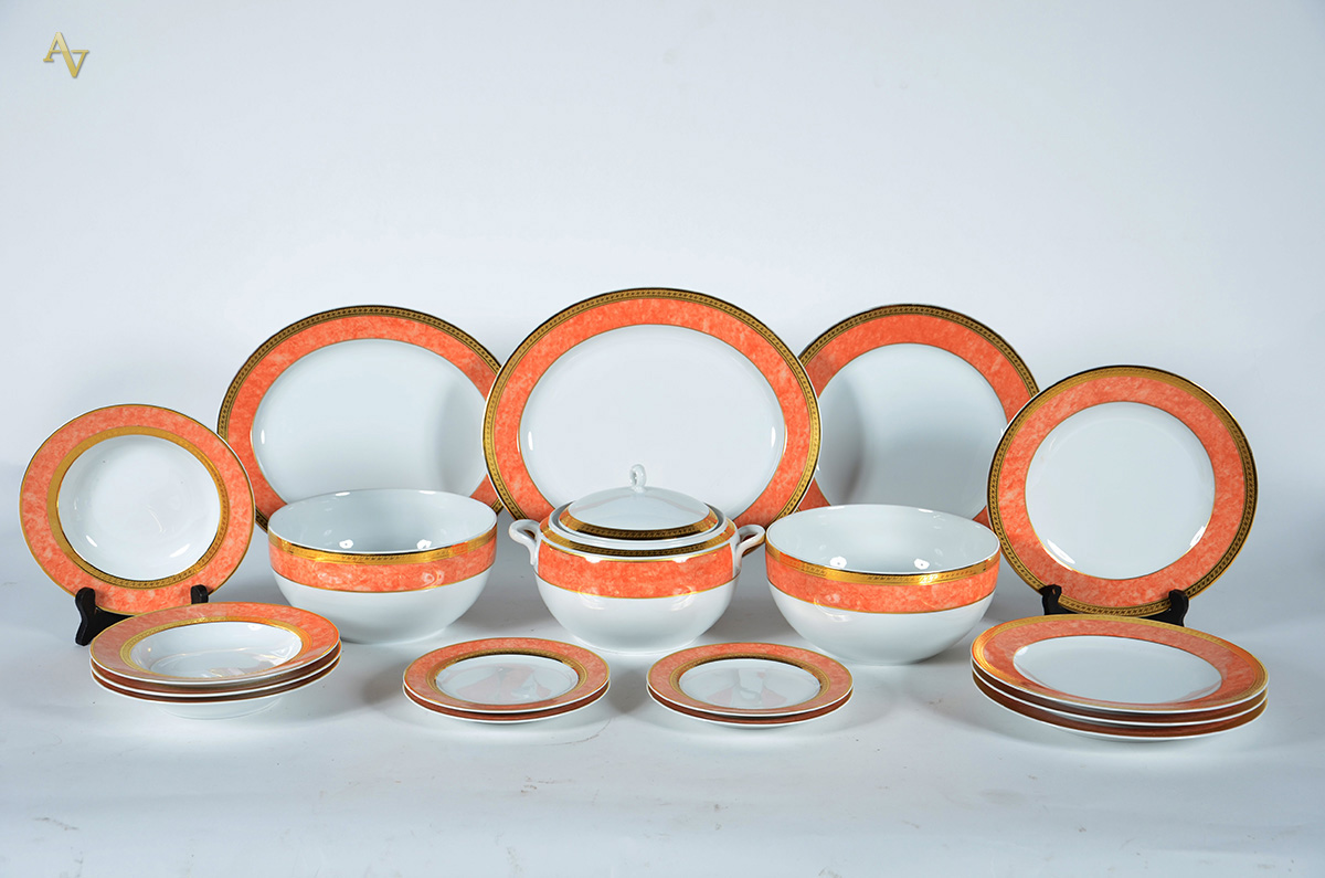 Serviço de jantar de porcelana branca com tarja salmon e dourado...