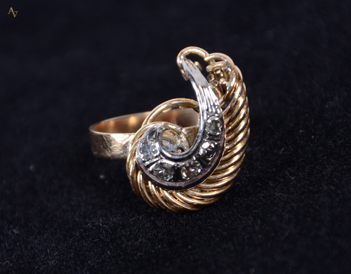 Anel de ouro 18 k com brilhantes. Peso- 6,2 gr.