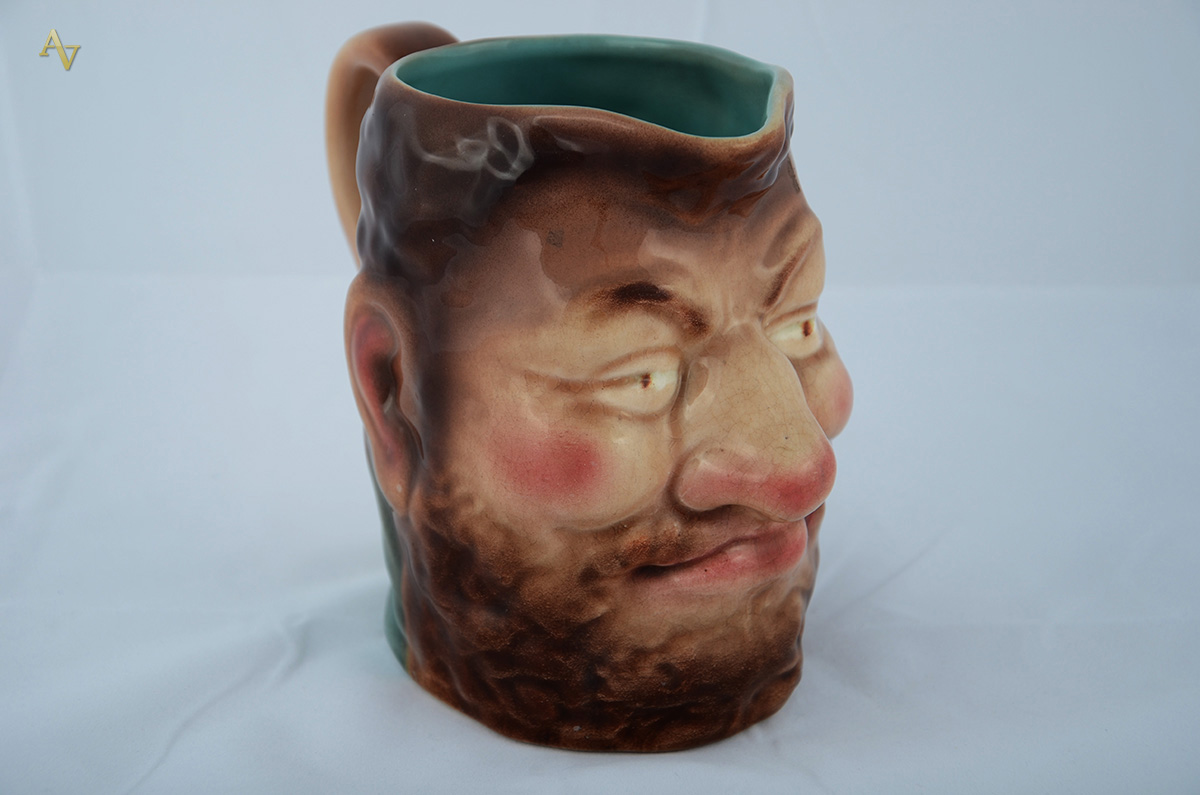 Caneca de faiança francesa Sarreguemines repres. homem com barba...