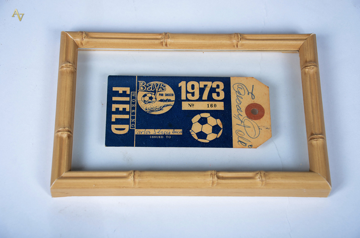 Cartão de identificação TAG com assinatura do Pelé e outros jogadores... - foto 1 de 2
