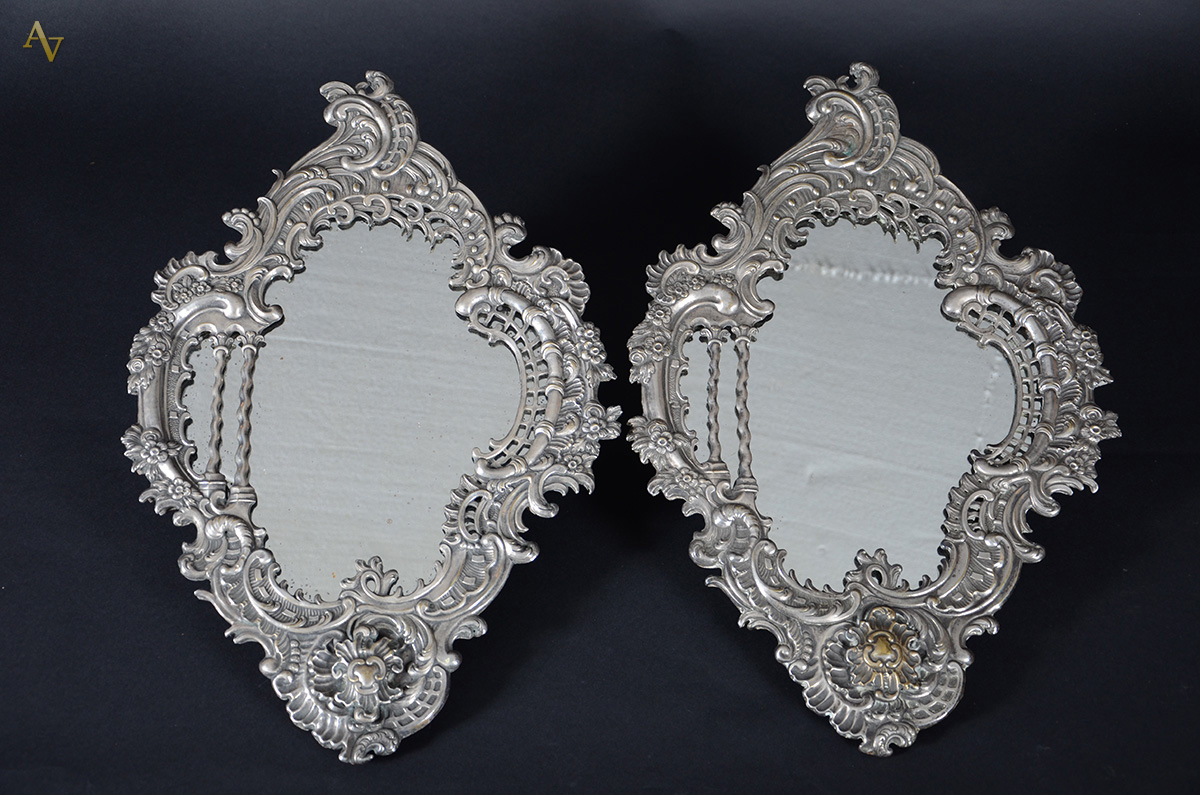 Par de espelhos Art Nouveau de metal recortado. Med. 53 x 33 cm.
