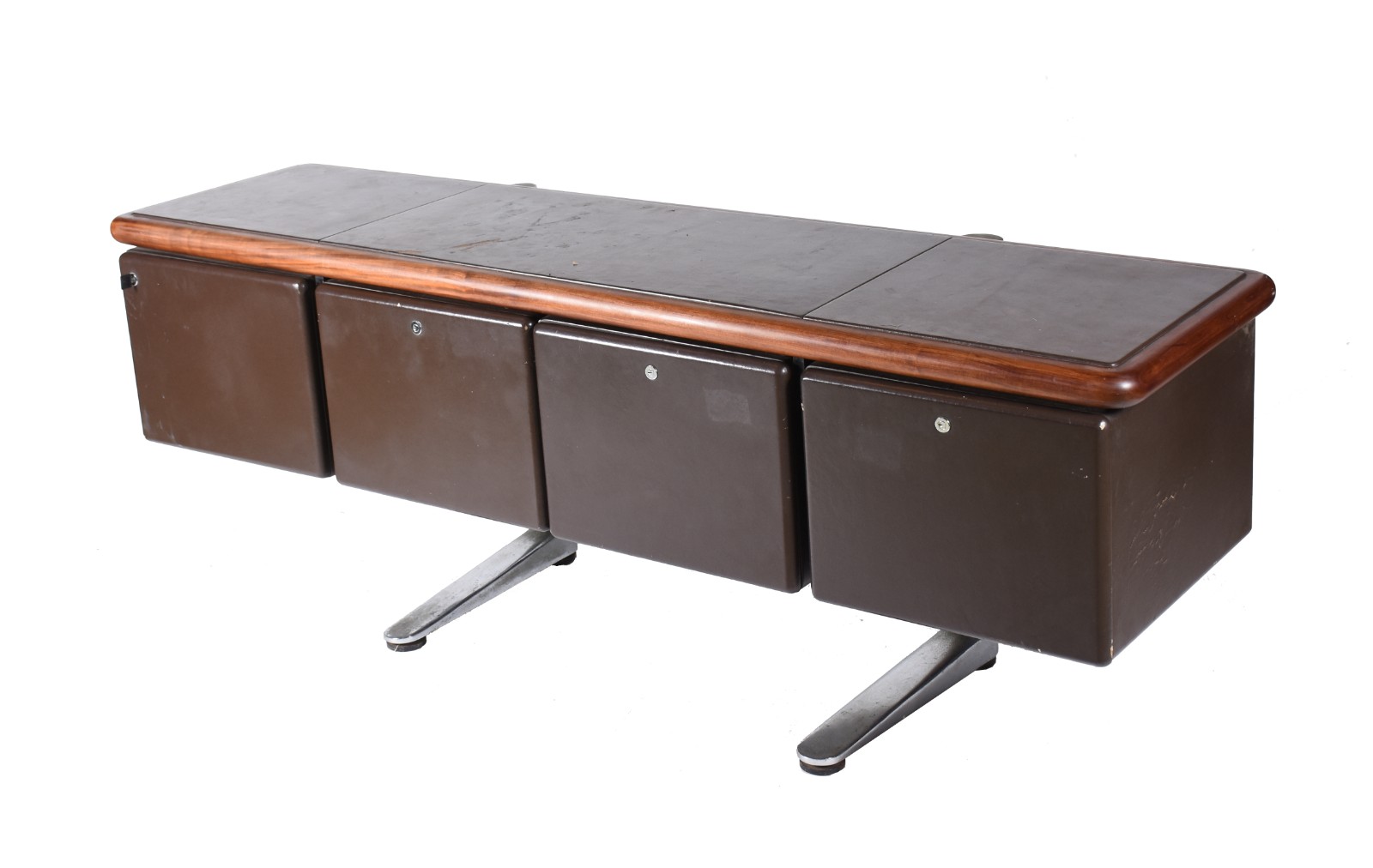 Mesa para escritório de madeira com 3 gavetões e uma porta com... - foto 1 de 11