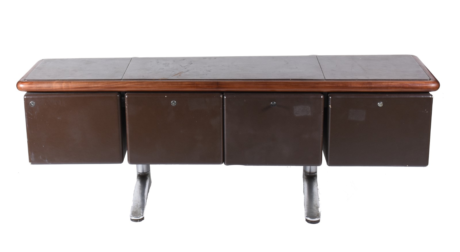 Mesa para escritório de madeira com 3 gavetões e uma porta com... - foto 2 de 11