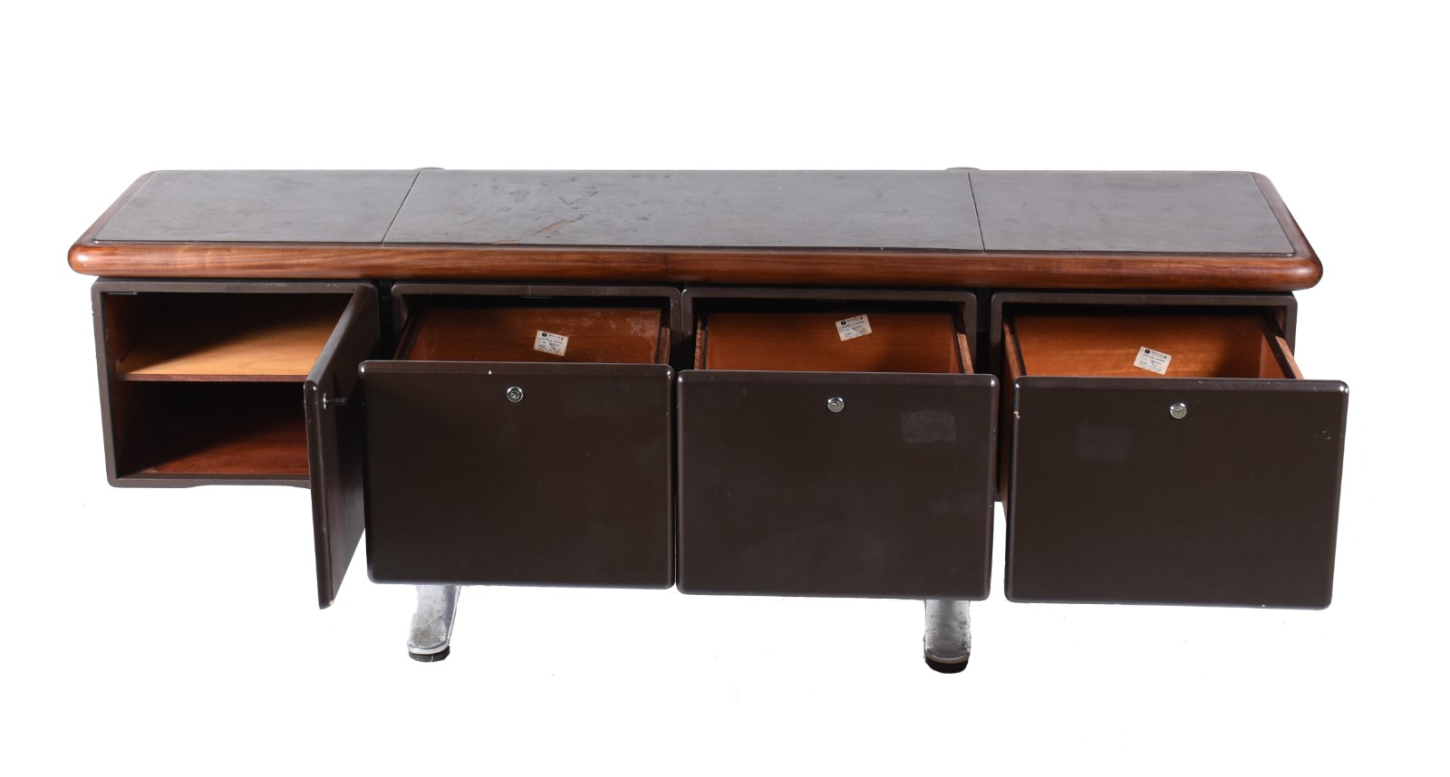Mesa para escritório de madeira com 3 gavetões e uma porta com... - foto 3 de 11