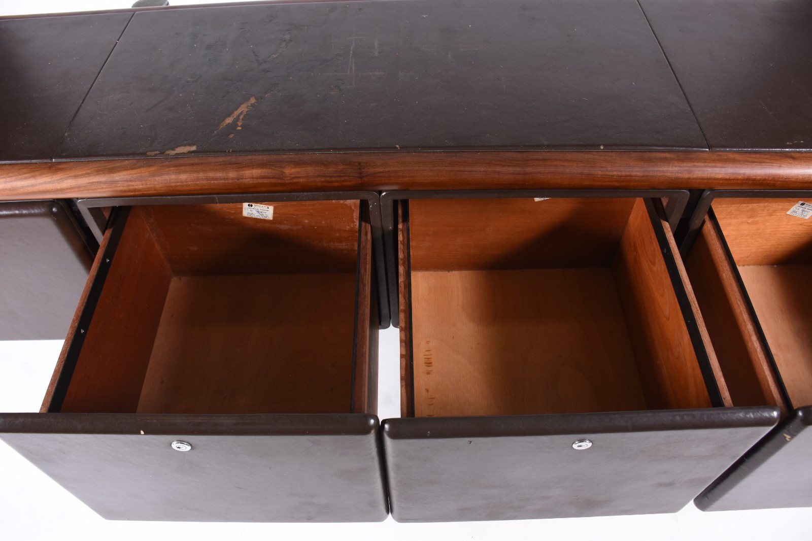 Mesa para escritório de madeira com 3 gavetões e uma porta com... - foto 4 de 11