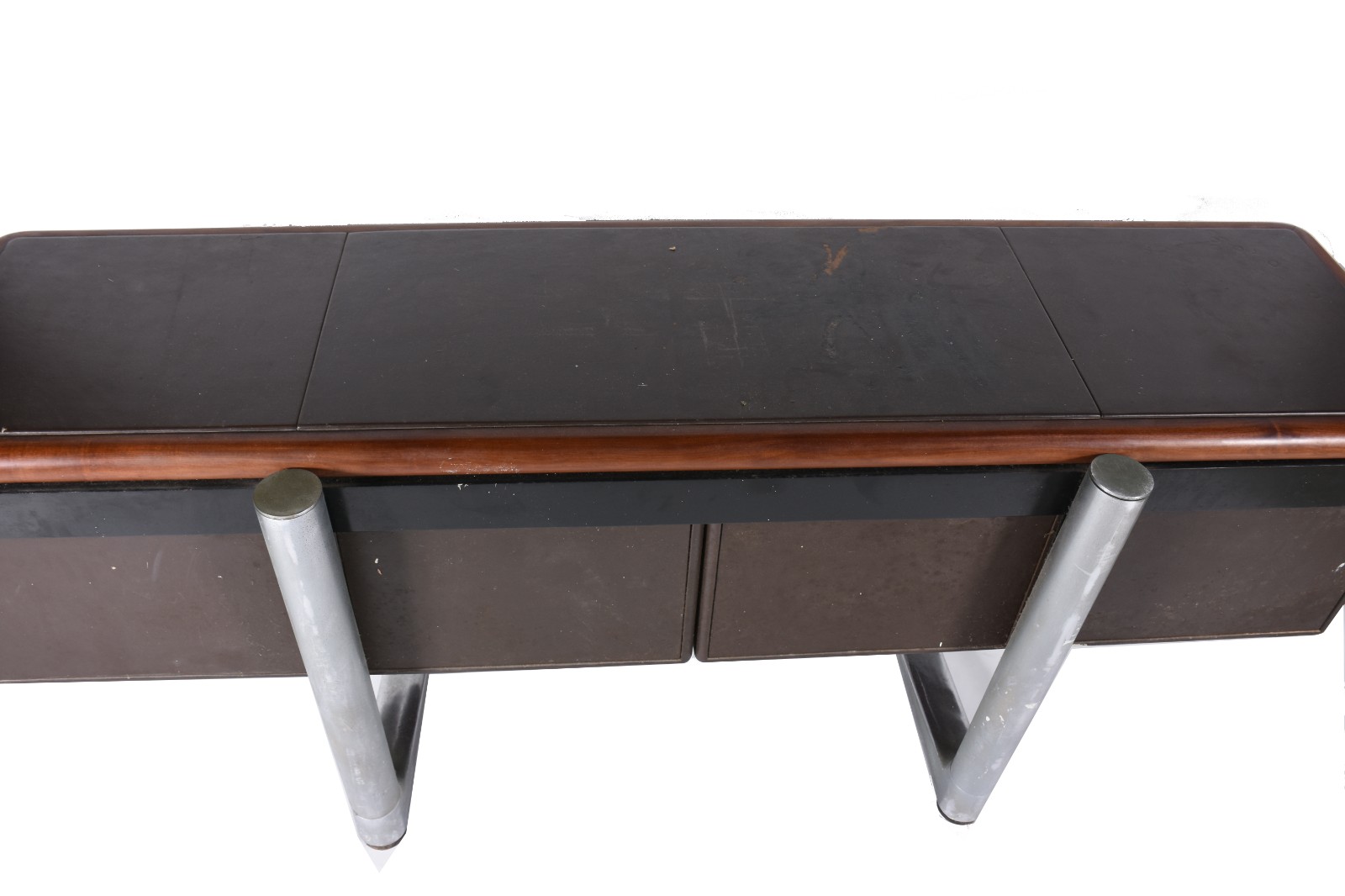 Mesa para escritório de madeira com 3 gavetões e uma porta com... - foto 6 de 11