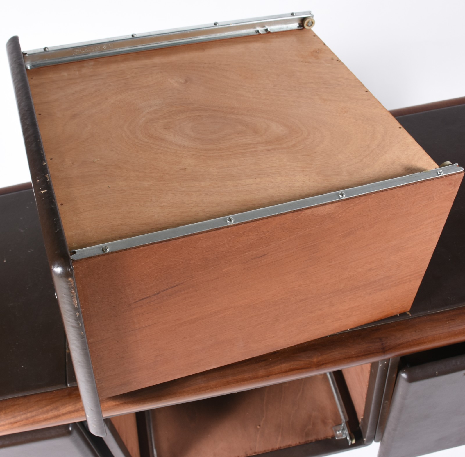 Mesa para escritório de madeira com 3 gavetões e uma porta com... - foto 7 de 11
