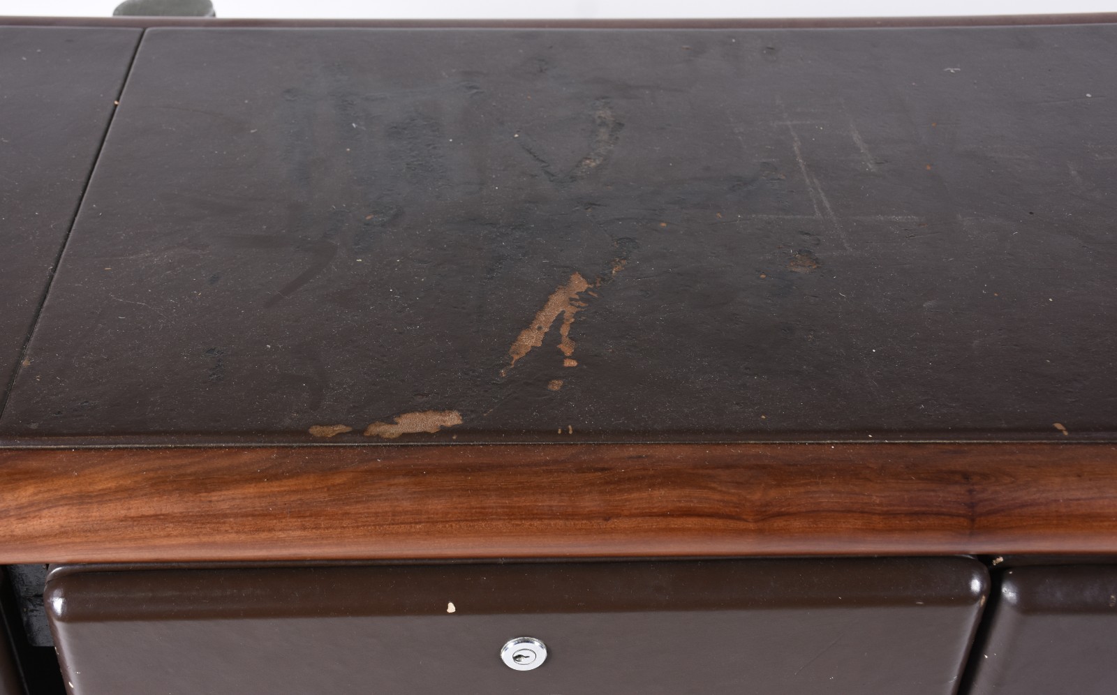 Mesa para escritório de madeira com 3 gavetões e uma porta com... - foto 8 de 11