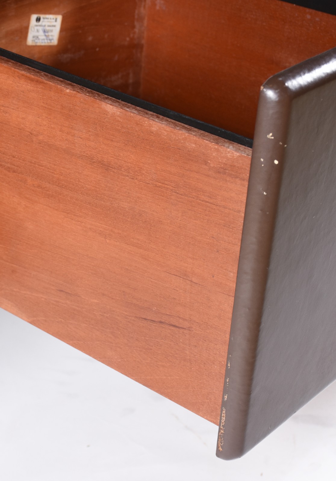 Mesa para escritório de madeira com 3 gavetões e uma porta com... - foto 9 de 11