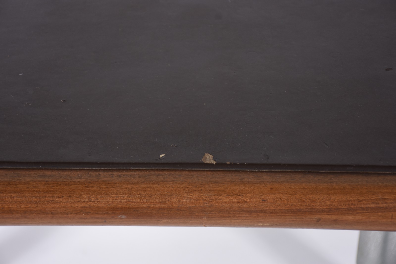Mesa para escritório de madeira com 3 gavetões e uma porta com... - foto 10 de 11