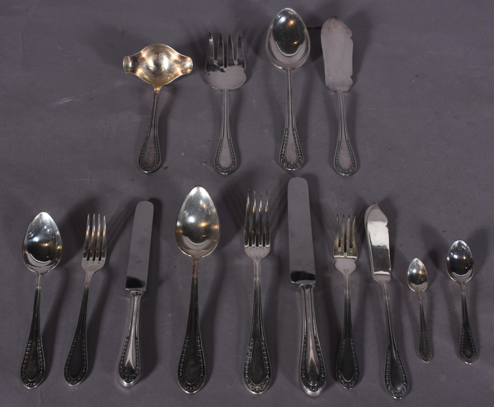 Faqueiro de metal prateado, composto de: 5 colheres, 6 garfos, 5... - foto 1 de 4