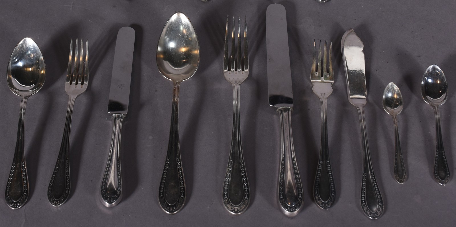 Faqueiro de metal prateado, composto de: 5 colheres, 6 garfos, 5... - foto 2 de 4