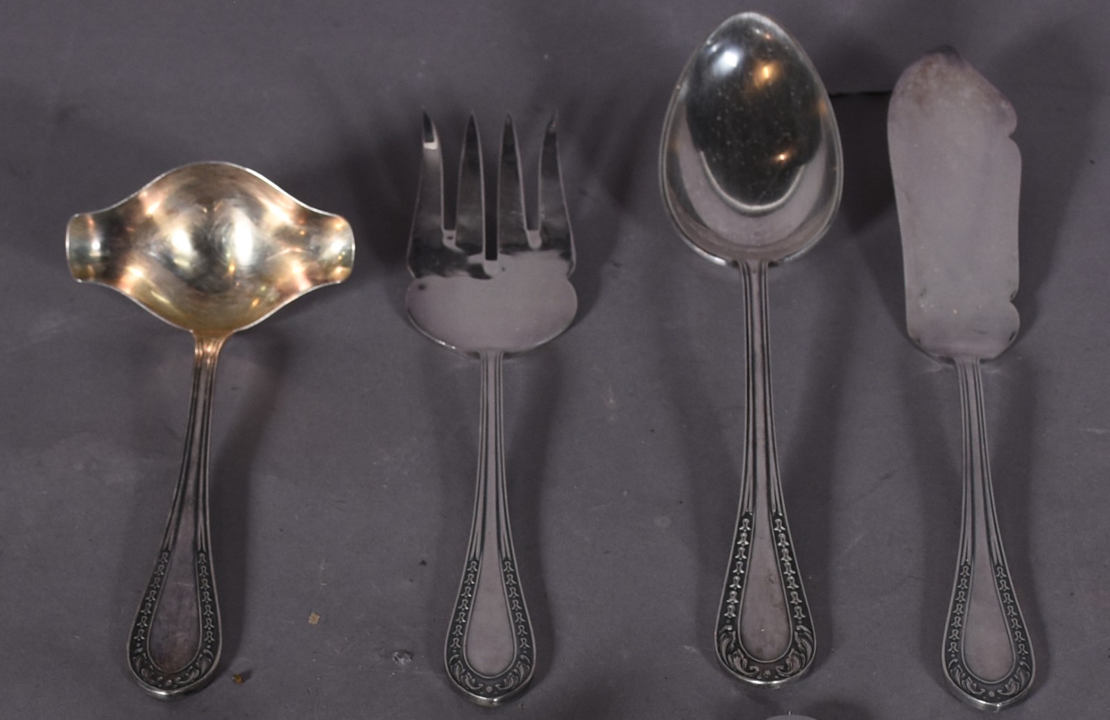 Faqueiro de metal prateado, composto de: 5 colheres, 6 garfos, 5... - foto 3 de 4