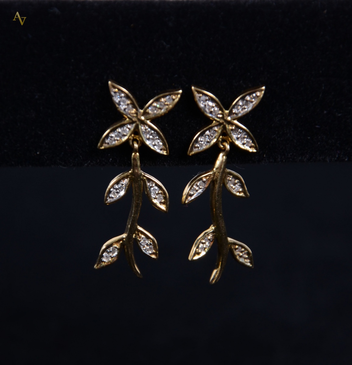 Par de brincos de ouro 18 k em folhas com brilhantes. Peso - 4.6 gr.