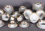 Aparelho de chá, café e jantar de porcelana BRE... - Aparelho de chá, café e jantar de porcelana BRENNAND branco com borda dourada composto de: 24 pratos rasos, 12 pratos fundos, 12 pratos de sobre...