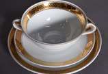 Aparelho de chá, café e jantar de porcelana BRE... - Aparelho de chá, café e jantar de porcelana BRENNAND branco com borda dourada composto de: 24 pratos rasos, 12 pratos fundos, 12 pratos de sobre...
