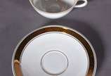 Aparelho de chá, café e jantar de porcelana BRE... - Aparelho de chá, café e jantar de porcelana BRENNAND branco com borda dourada composto de: 24 pratos rasos, 12 pratos fundos, 12 pratos de sobre...