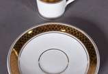 Aparelho de chá, café e jantar de porcelana BRE... - Aparelho de chá, café e jantar de porcelana BRENNAND branco com borda dourada composto de: 24 pratos rasos, 12 pratos fundos, 12 pratos de sobre...