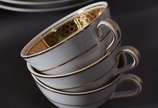 Aparelho de chá, café e jantar de porcelana BRE... - Aparelho de chá, café e jantar de porcelana BRENNAND branco com borda dourada composto de: 24 pratos rasos, 12 pratos fundos, 12 pratos de sobre...