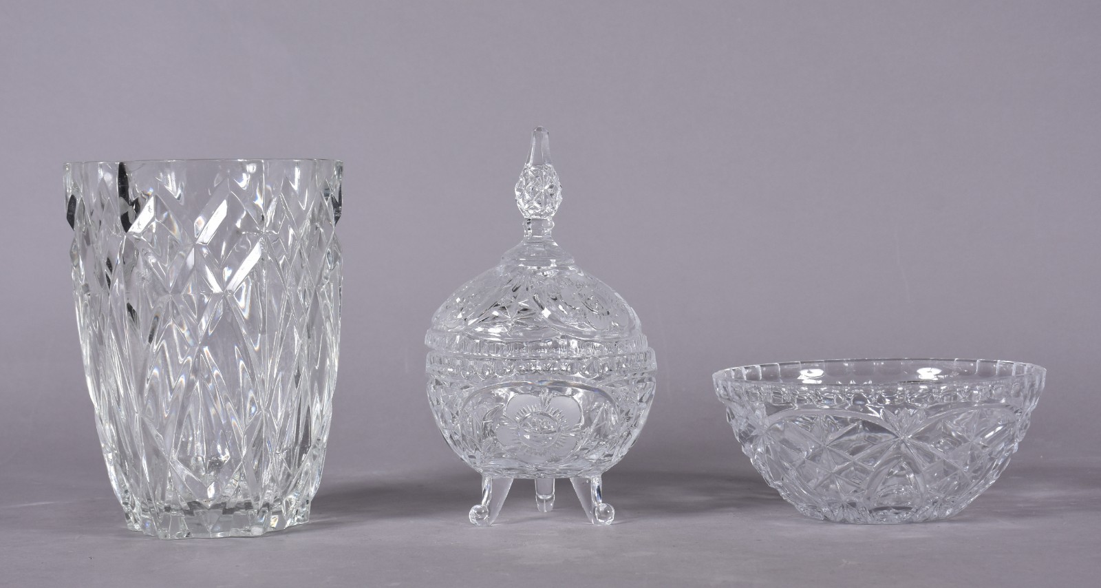 Três peças de cristal lapidado, sendo: vaso, bowl e bomboniere. - foto 1 de 5
