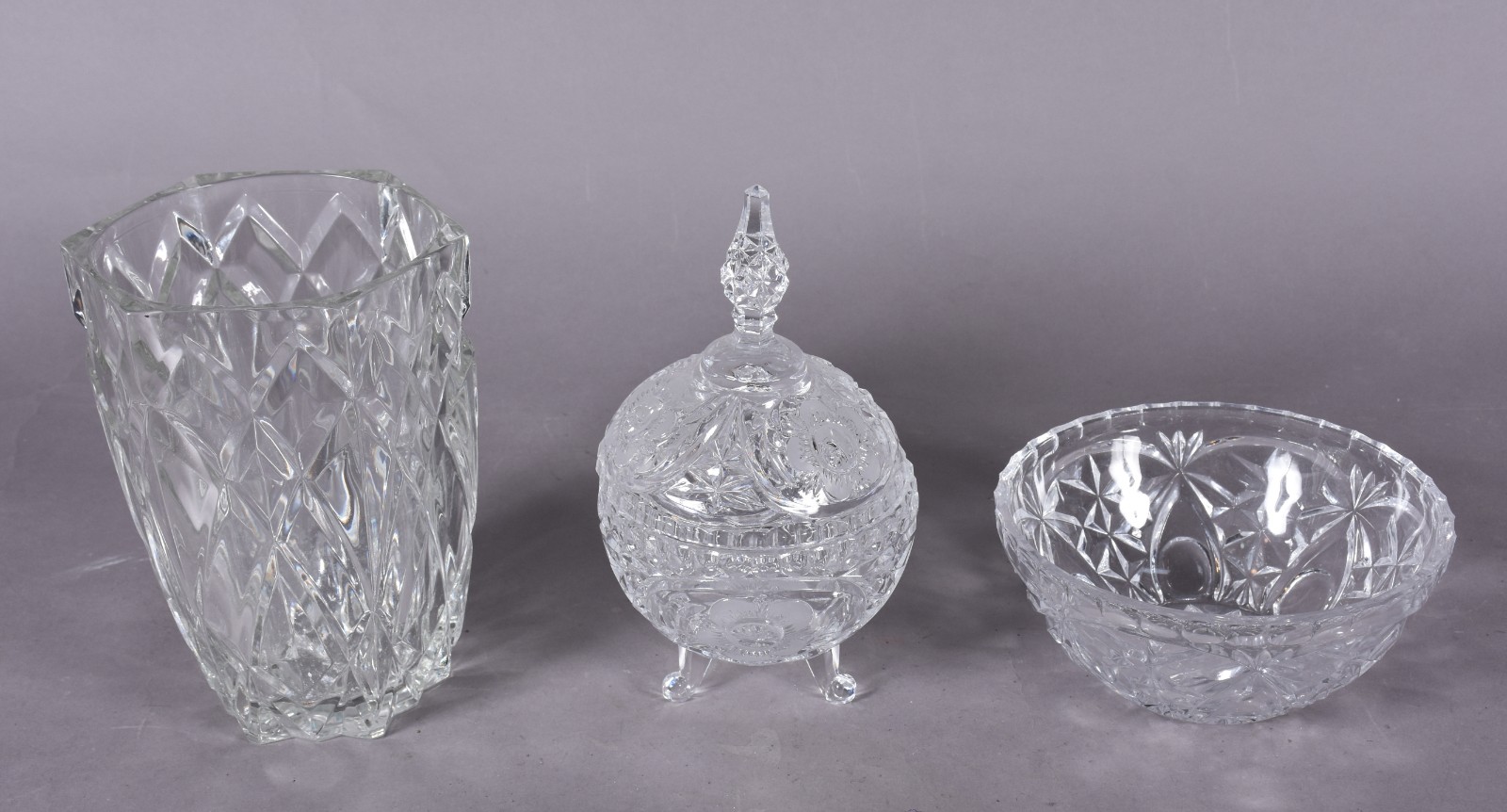 Três peças de cristal lapidado, sendo: vaso, bowl e bomboniere. - foto 2 de 5