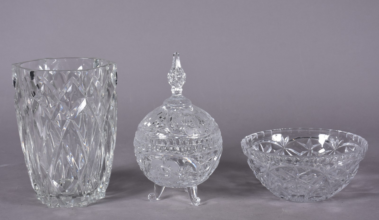 Três peças de cristal lapidado, sendo: vaso, bowl e bomboniere. - foto 3 de 5