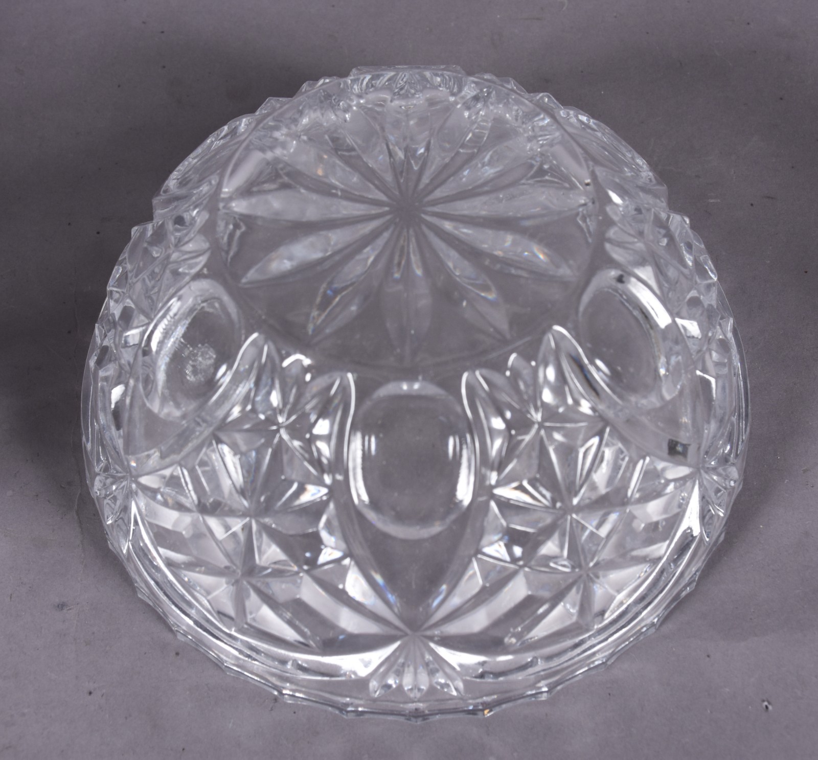 Três peças de cristal lapidado, sendo: vaso, bowl e bomboniere. - foto 4 de 5